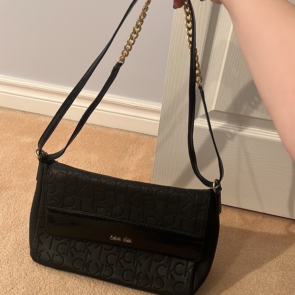 Calvin Klein bag, classy and very lightweight with leather material. - Picture 3 of 6